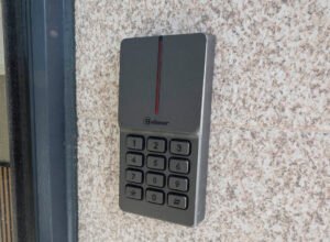 Teclado numérico de seguridad marca Golmar instalado en fachada de granito para el acceso mediante código a la Pensión Casa Cancela.
