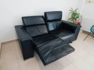Detalle de sofá relax reclinable en el salón del apartamento de Casa Cancela, Palas de Rei, diseñado para ofrecer el máximo confort y descanso a los peregrinos tras una etapa del Camino de Santiago.